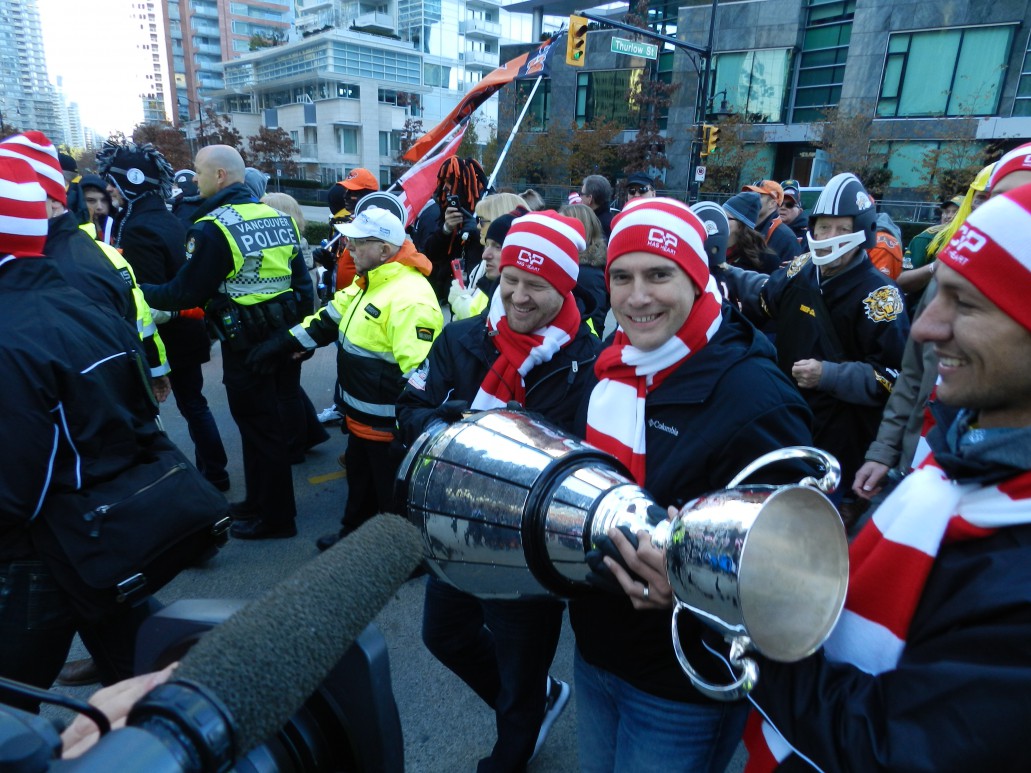 Jeff Norris carries the Grey Cup